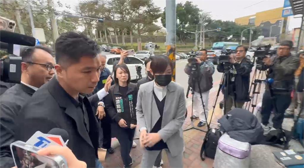 快新聞／高虹安「一身灰套裝」赴柯爸靈堂致哀！　張啓楷曝柯文哲父喪心境