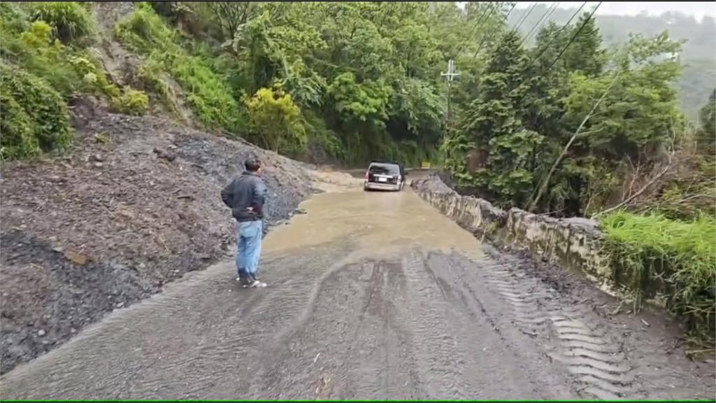 台中和平山區下大雨！　靈甫橋旁土石流汽車陷泥濘