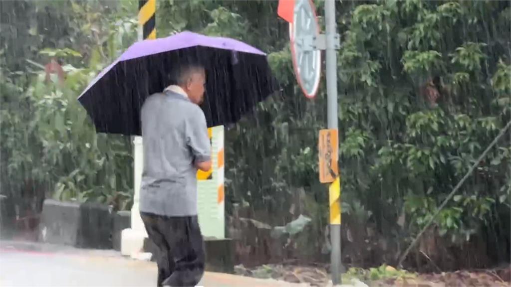 三地門山腳廣興社區　黃水溢出排水溝馬路變水道
