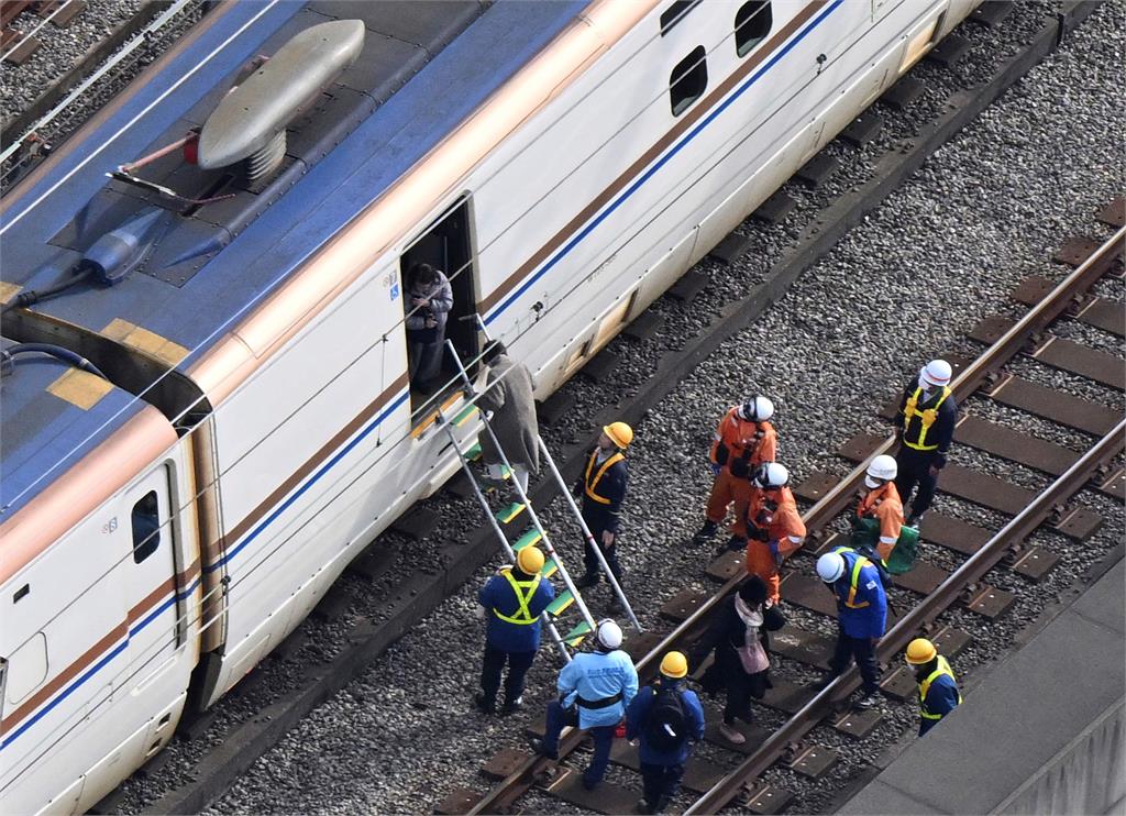 高壓電纜掉落引發一連串事故　日本3條新幹線一度大規模停駛　12萬人受影響