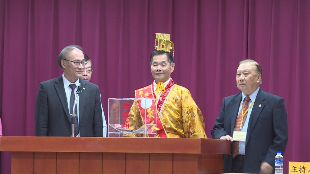 台南立委參選爆炸31人抽號次 候選人自穿黃袍