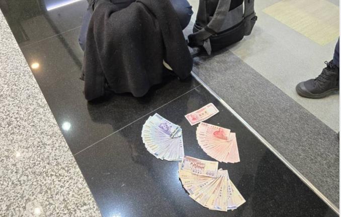 假拾金不昧！　男撿錢包取走3萬3千8再交保全