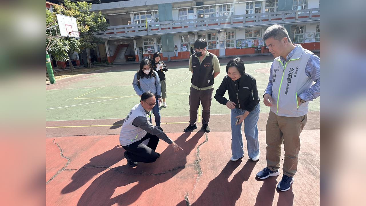 快新聞／頭份僑善國小球場破損嚴重　沈發惠邀集各單位現勘：持續向中央爭取經費