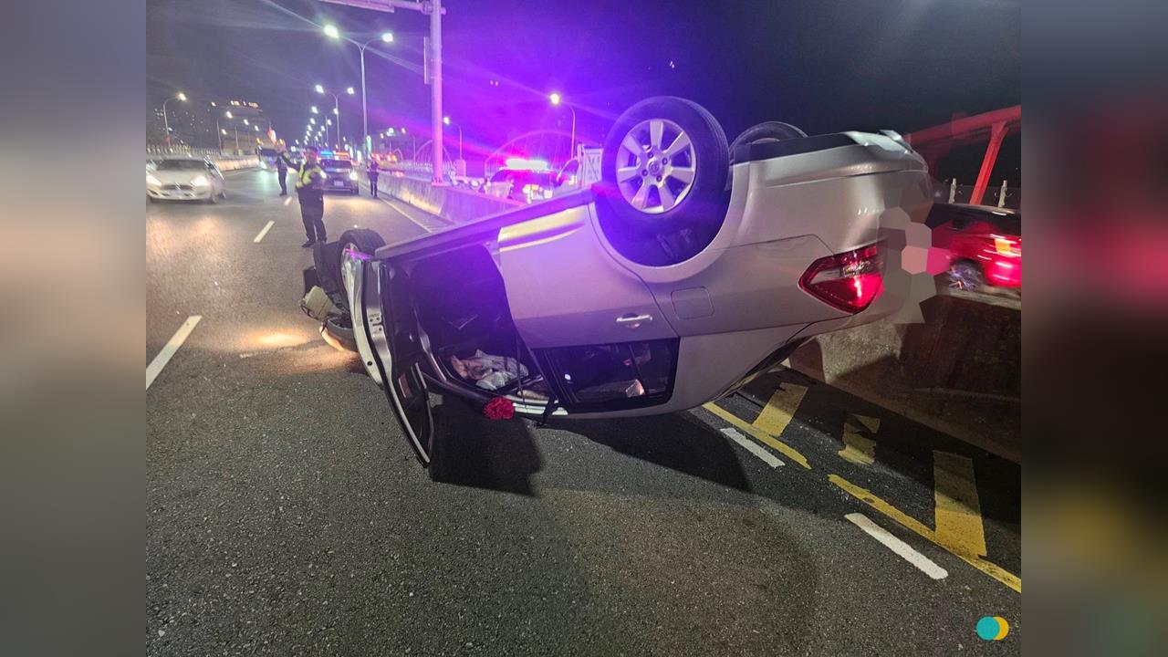 快新聞/新北男自撞分隔島後翻車 一查「駕照已註銷」下場慘了