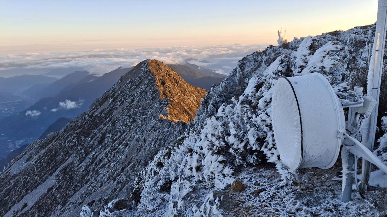快新聞／玉山降雪！陽光照耀銀白世界　清晨低溫僅零下8.9度