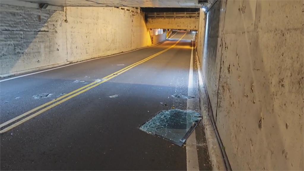 未注意地下道限高2.5公尺！　校車開下去太高...　車頂玻璃全毀