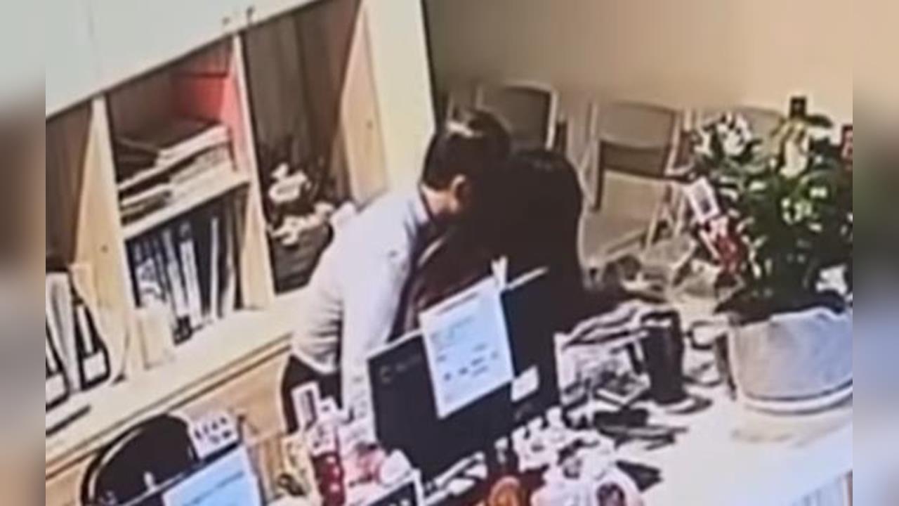 快新聞／苗栗診所狼醫除夕現形！「熊抱」女員工影像曝光　她身心受創已離職