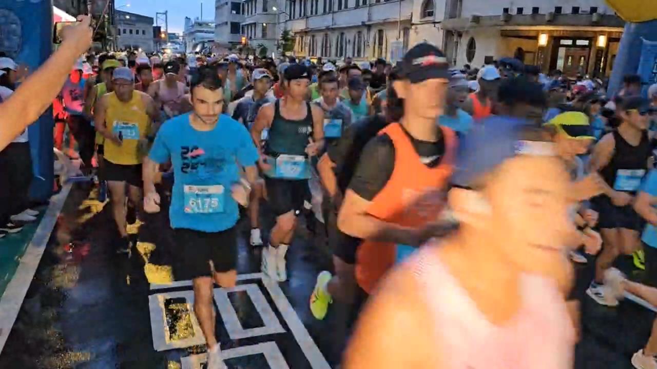 基隆城市半程馬拉松 參賽者雨中奔跑士氣高