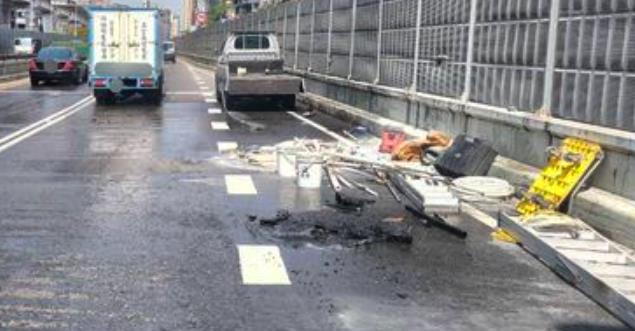 快新聞／台64線小貨車車斗突冒火　駕駛急停求助所幸無人傷亡