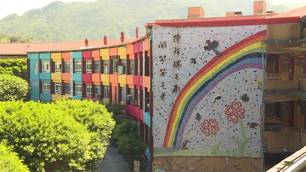 新北最新打卡熱點！學校大樓繽紛彩虹會「變色」