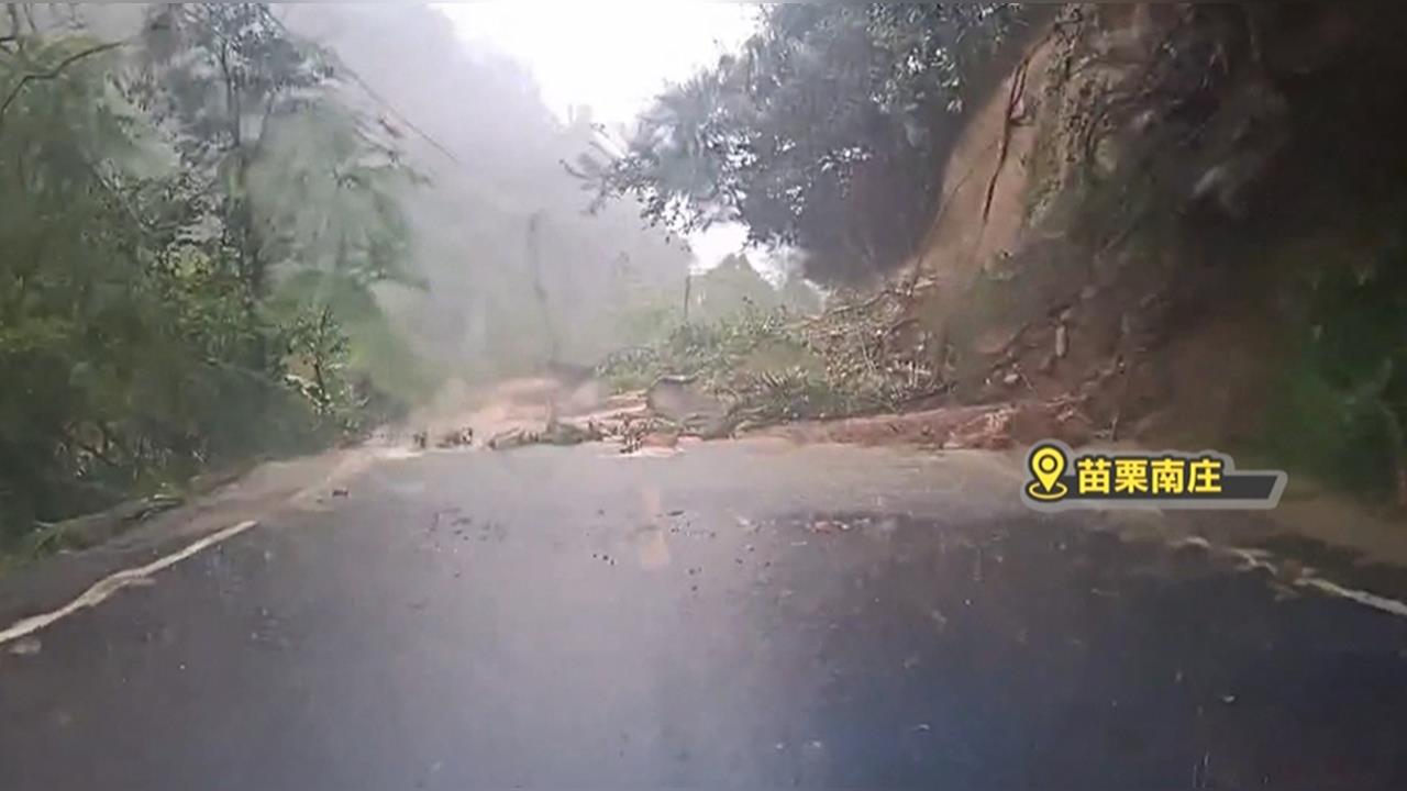 大雨狂炸！苗栗田寮圳暴漲險潰堤　南庄落石崩塌阻通行