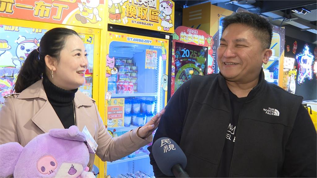 這回不吵架！　藍綠「雙吳」吳思瑤、吳宗憲相約夾娃娃　氣氛難得融洽