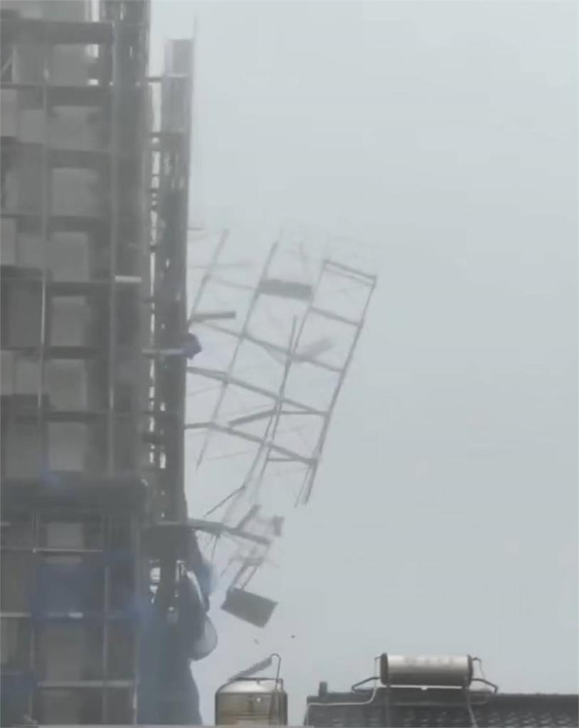 快新聞／楊柳颱風狂掃！工地鷹架「天女散花」崩落　驚悚影像曝光