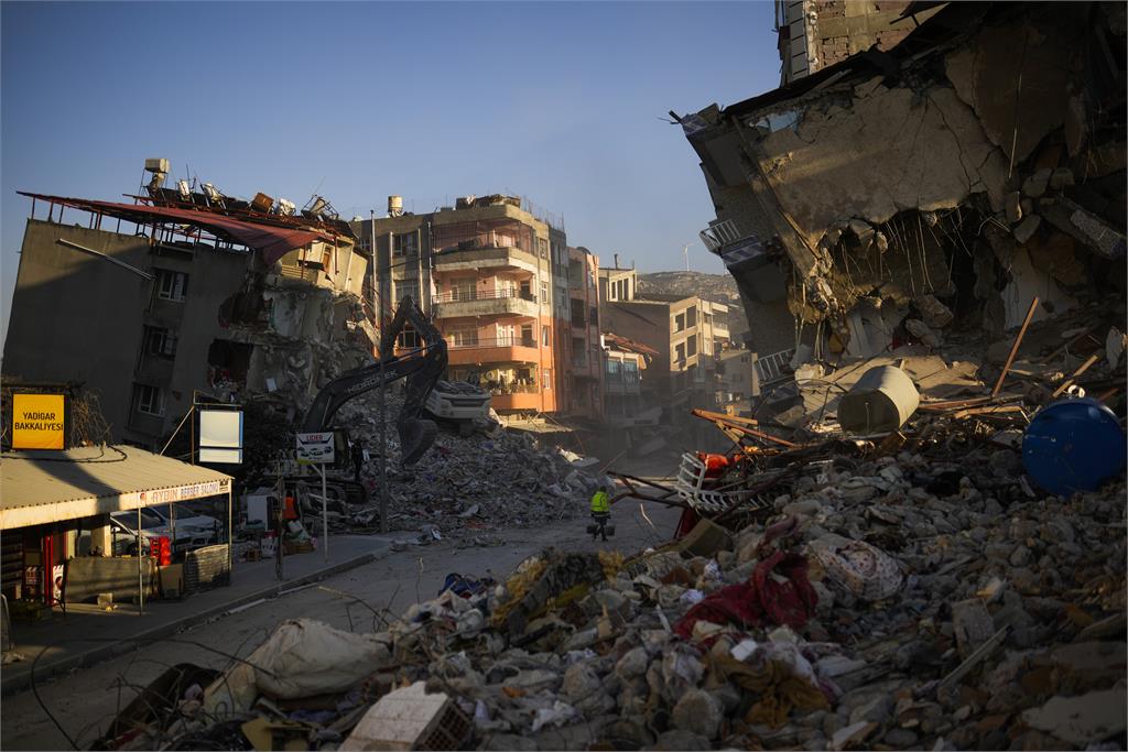 快新聞／奇蹟再臨！土耳其強震發生逾260小時 　3名男子瓦礫堆中獲救