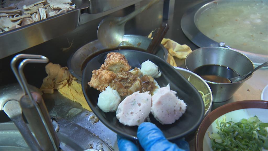 「火城麵」搭配狗母魚酥　蔡英文也聞香下馬