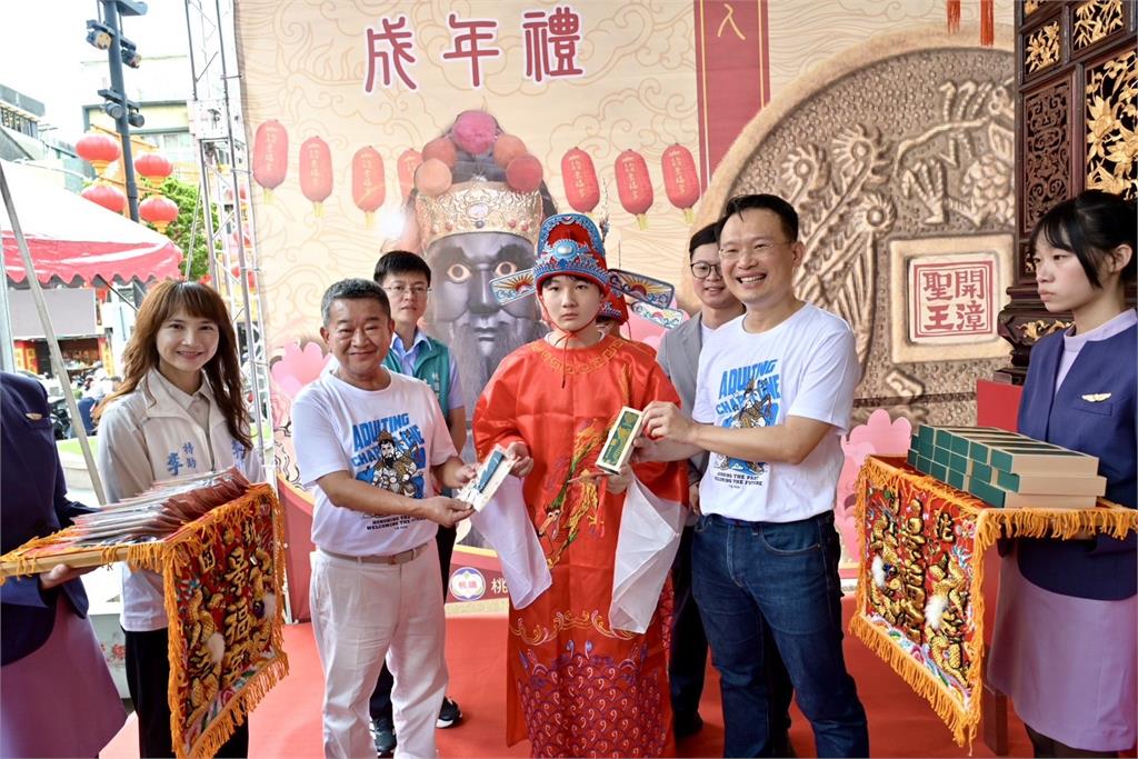 穿狀元服鑽轎底！桃園大廟景福宮成年禮300學子轉大人