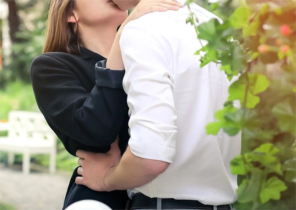 老同學十年不見神救援！目睹「小三狂摸人夫大腿」　秒拍照幫元配討公道