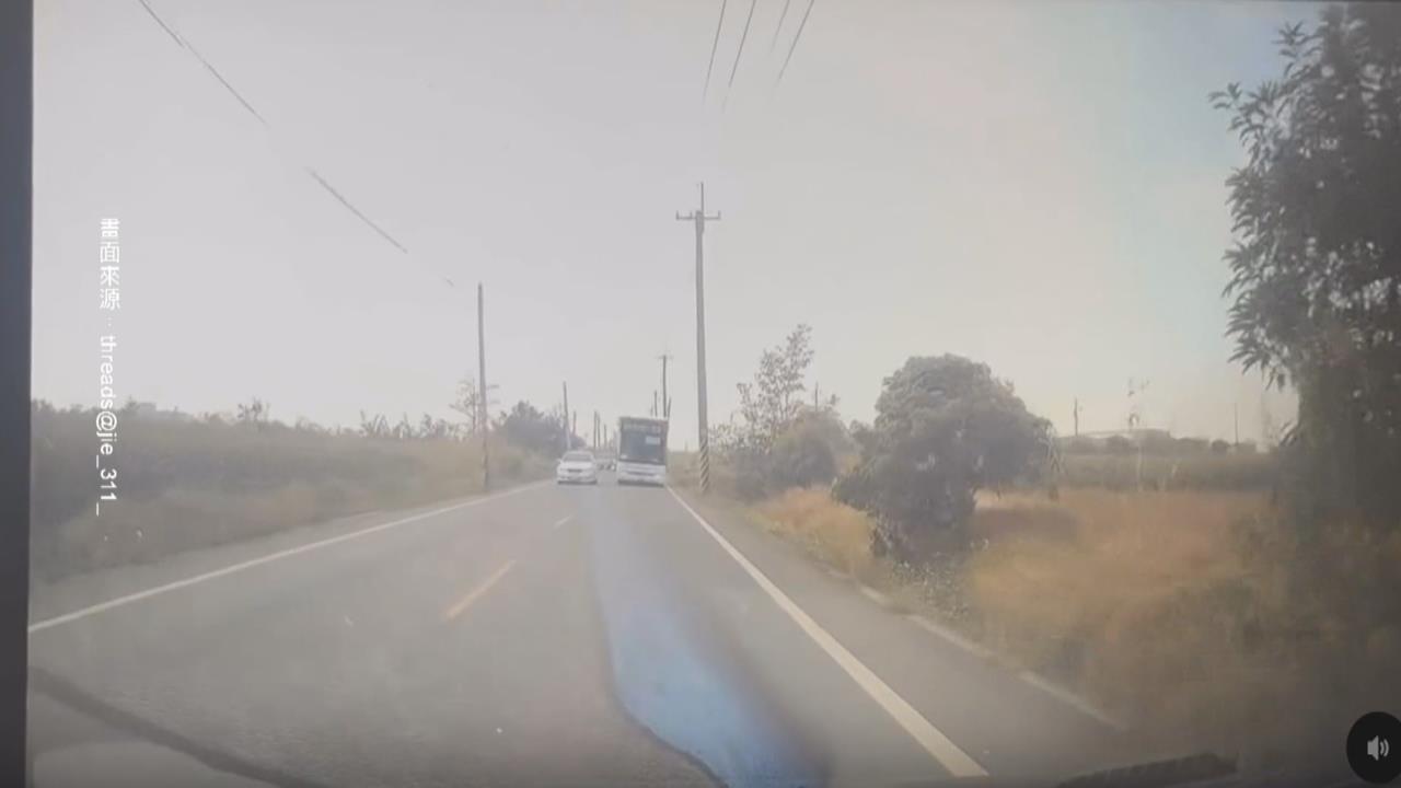 驚險一瞬間！轎車險遭公車迎面撞上　駕駛嚇壞