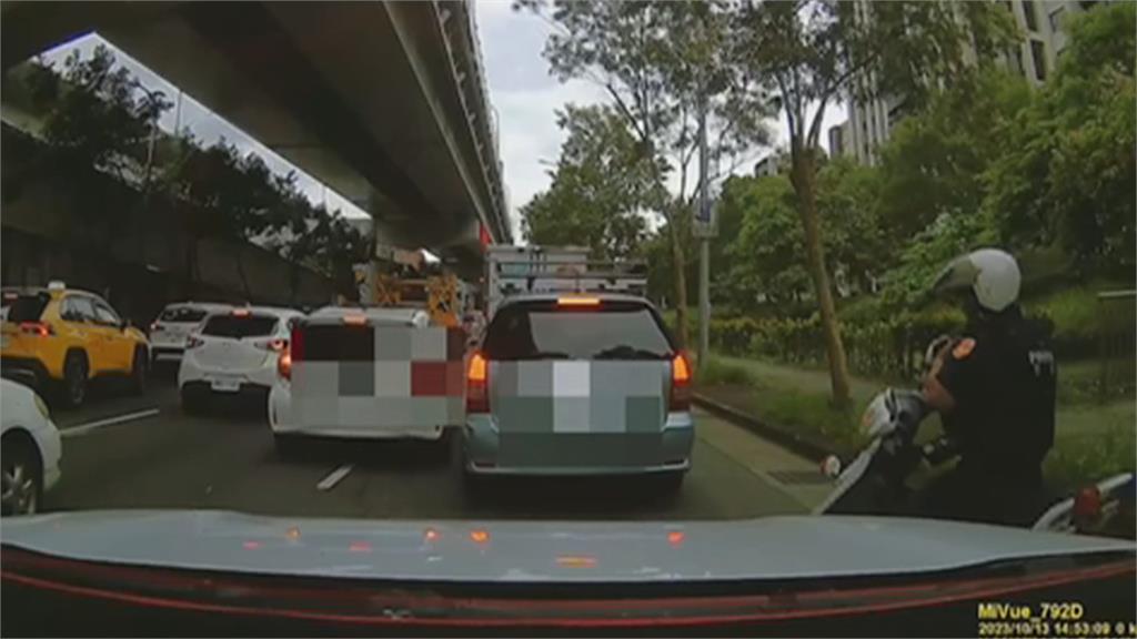 「邊開車邊用手機」拒檢逃逸　內湖爆警匪追逐