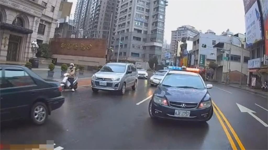 桃園女開車半路拋錨好驚慌 暖警推車解圍