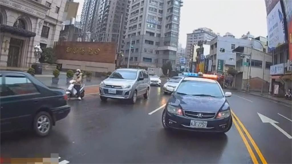 桃園女開車半路拋錨好驚慌　暖警推車解圍