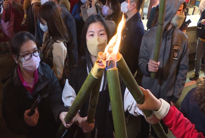 油笐火夜遊登場「火龍照亮北埔老街」　壯觀！近3千人共襄盛舉