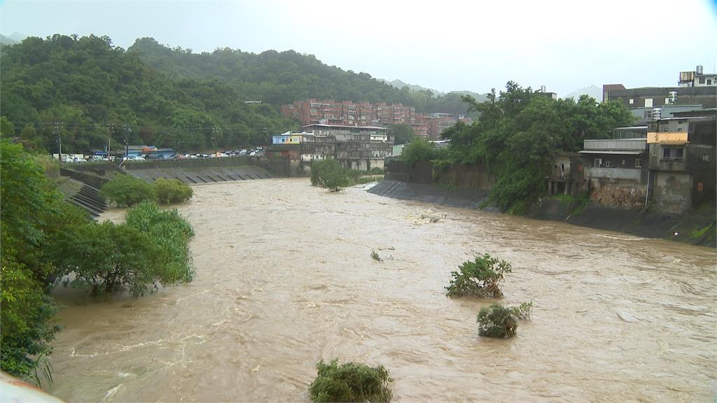 新北瑞芳累積雨量破700毫米　300公斤巨石砸穿土地公廟