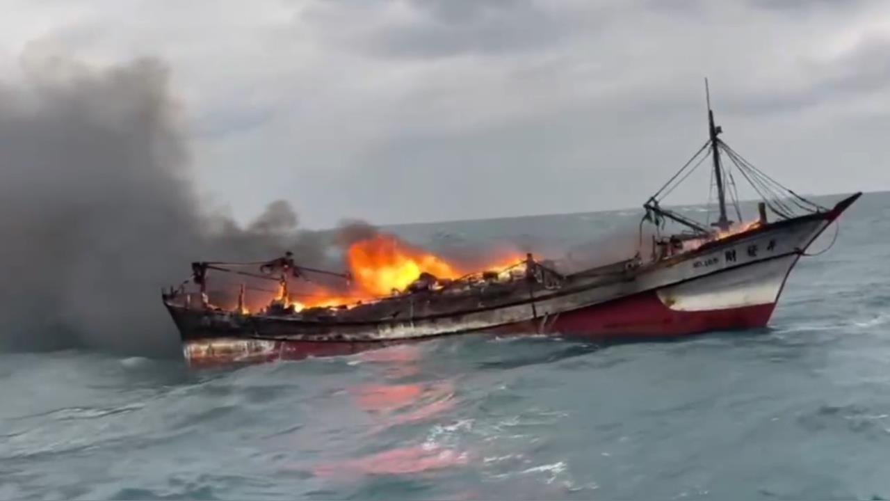 快新聞/十萬火急!基隆1漁船海上失火「8人跳海求生」 兒子漁船成功救援
