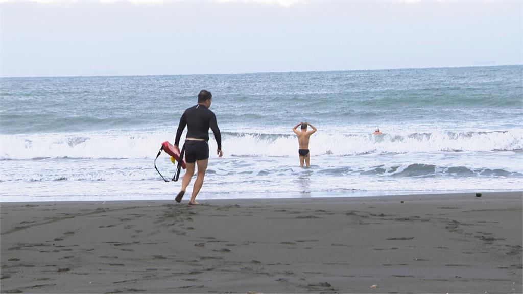 西子灣清晨12度　泳客不畏低溫照常海泳