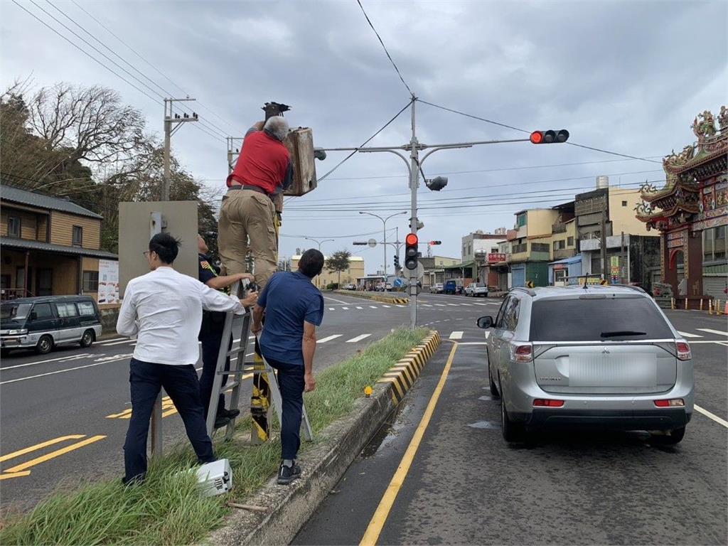 快新聞/強風吹斷苗栗「測速照相機」 網狂向康芮致謝:幹得好!今日最溫馨
