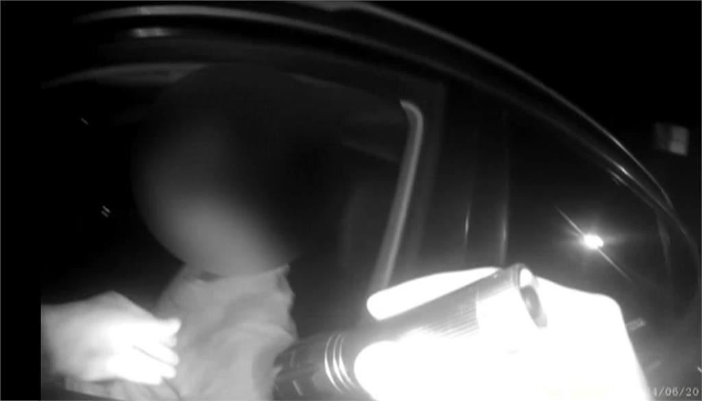 醉茫！車擋路中駕駛呼呼大睡！　警搖醒還辯稱「我又沒開車」