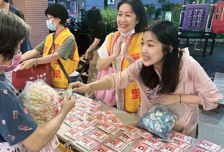 快新聞／徐巧芯在行政中立區發「不同意罷免」　吳靜怡貼里長公告轟：藍營很難守法嗎？