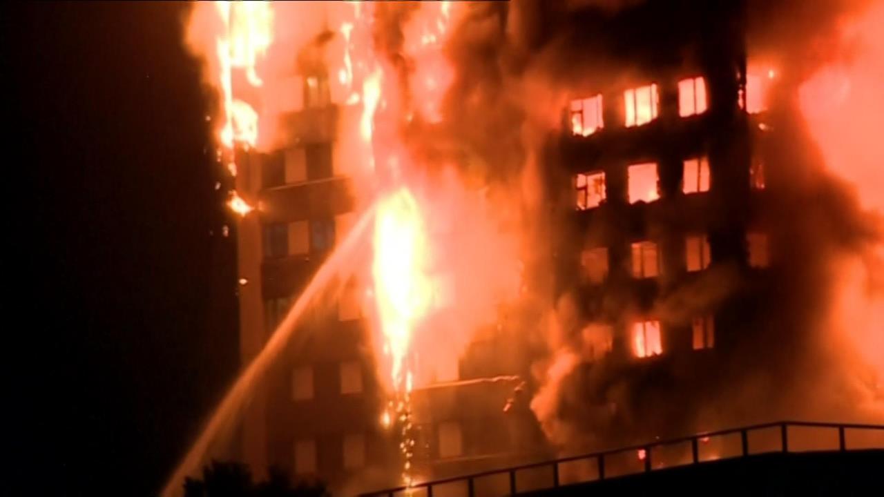 相似！都是「這東西」助長火苗　2017年倫敦公寓嚴重大火釀72死