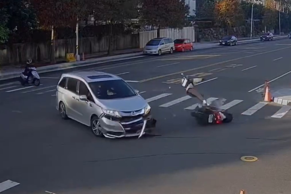 快新聞／機車搶快闖紅燈！　撞上左轉車輛「飛出10公尺」重摔送醫