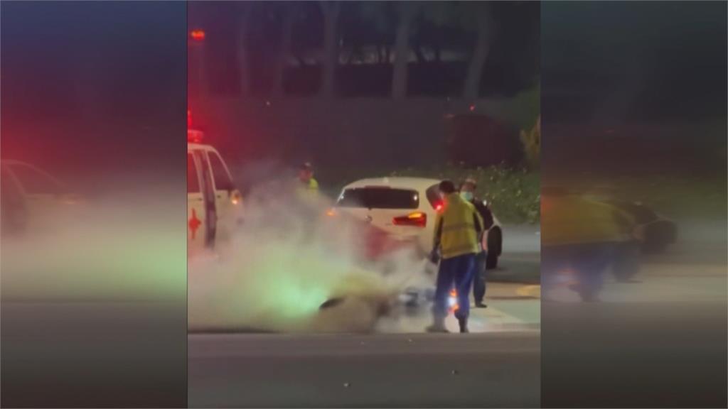 鬼切釀禍！女駕駛違規快車道右轉　撞直行騎士釀機車起火