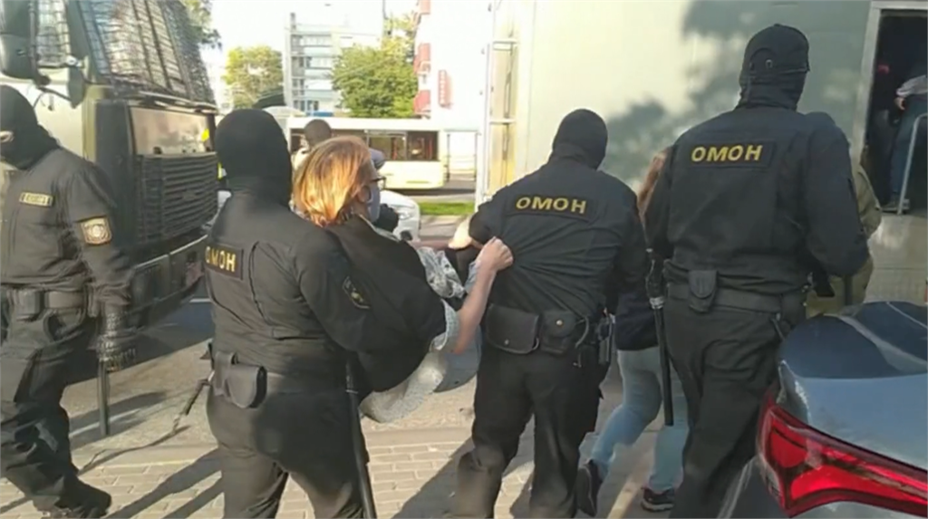 快新聞／2000名白俄羅斯婦女上街抗議總統 鎮暴警察逮捕逾300人