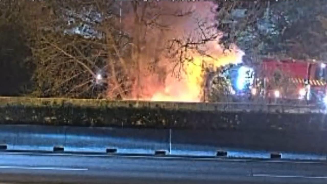 貨車衝匝道邊坡撞成火球! 車身分離2人死亡