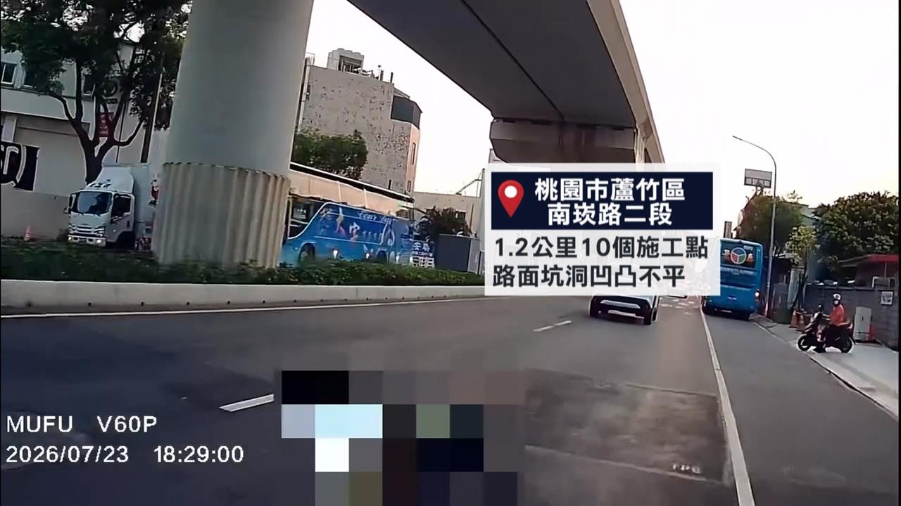 南崁路淪「道路障礙賽」？　機車騎士閃三角錐苦嘆：太危險