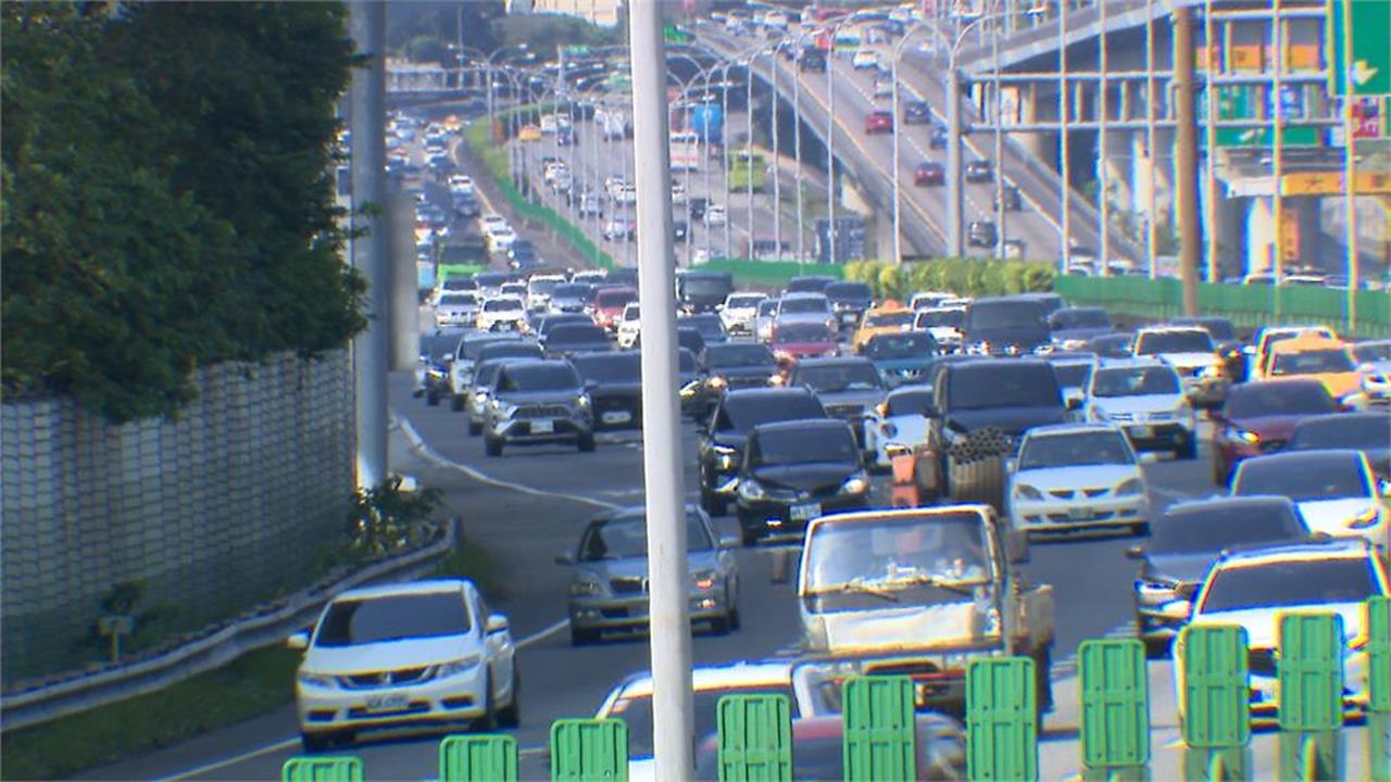 收假車潮「國5凌晨紫爆」超塞！驚見「燈海車龍」駕駛崩潰：膀胱撐不住