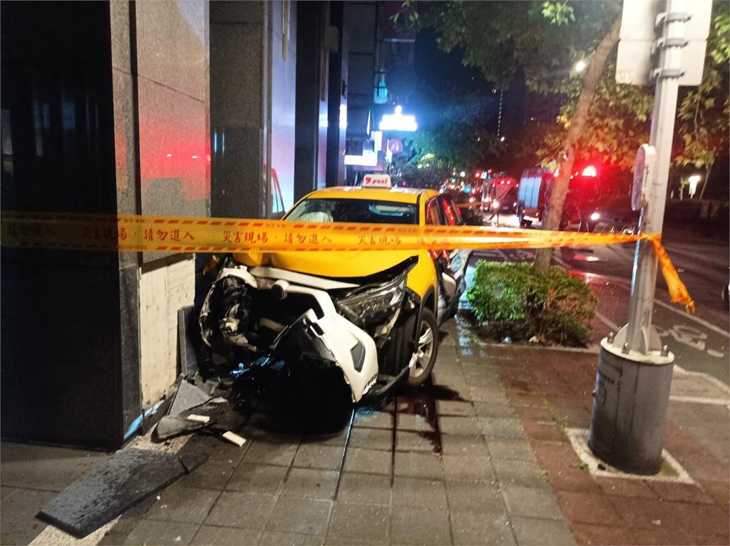 快新聞／計程車暴衝上人行道！2單車騎士遭撞　小黃車頭全毀、駕駛無生命跡象