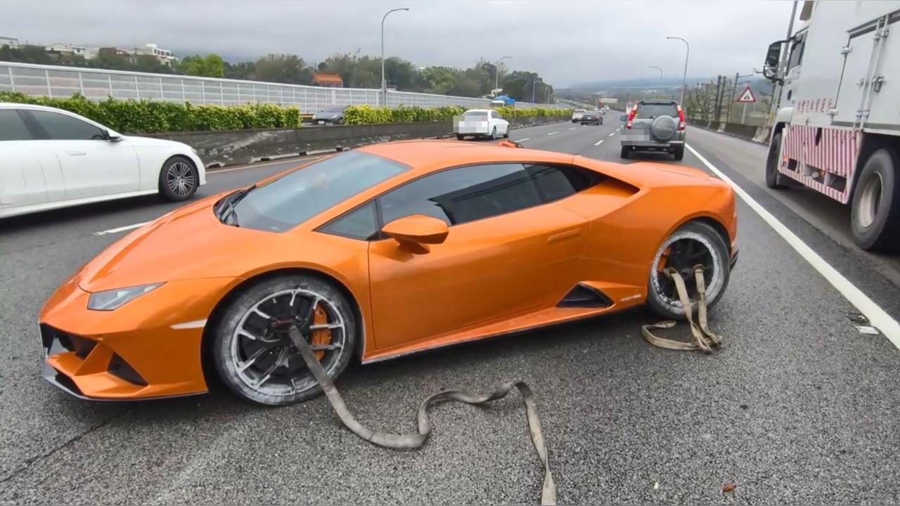 快新聞／要賠慘了？千萬「橘色小牛」國1苗栗段自撞　初步肇因曝光