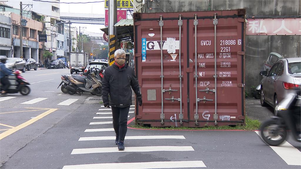 內湖貨櫃擺斑馬線成奇景　過馬路、車轉彎被擋視線