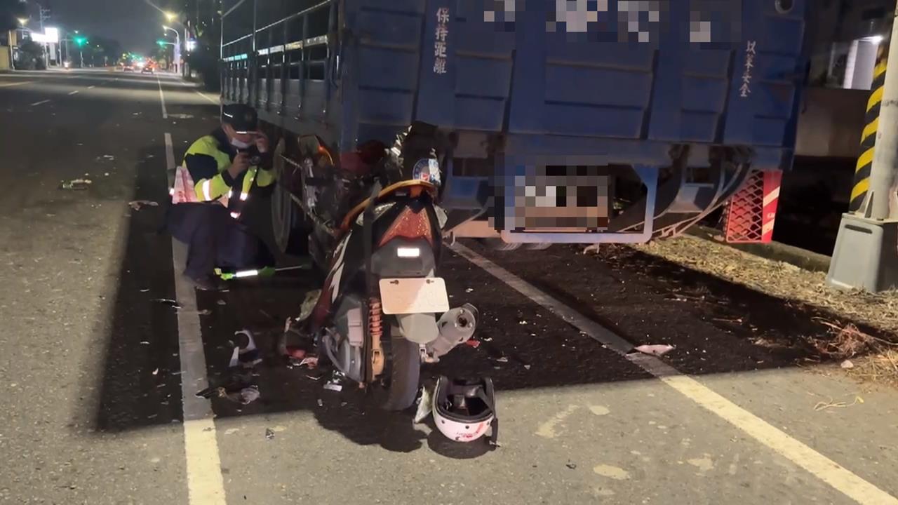 雲林騎士自撞卡大貨車車底　一度受困！救出已無生命跡象