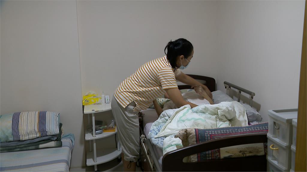 鐘點看護移工3月底上路 4小時1000元掀兩面討論