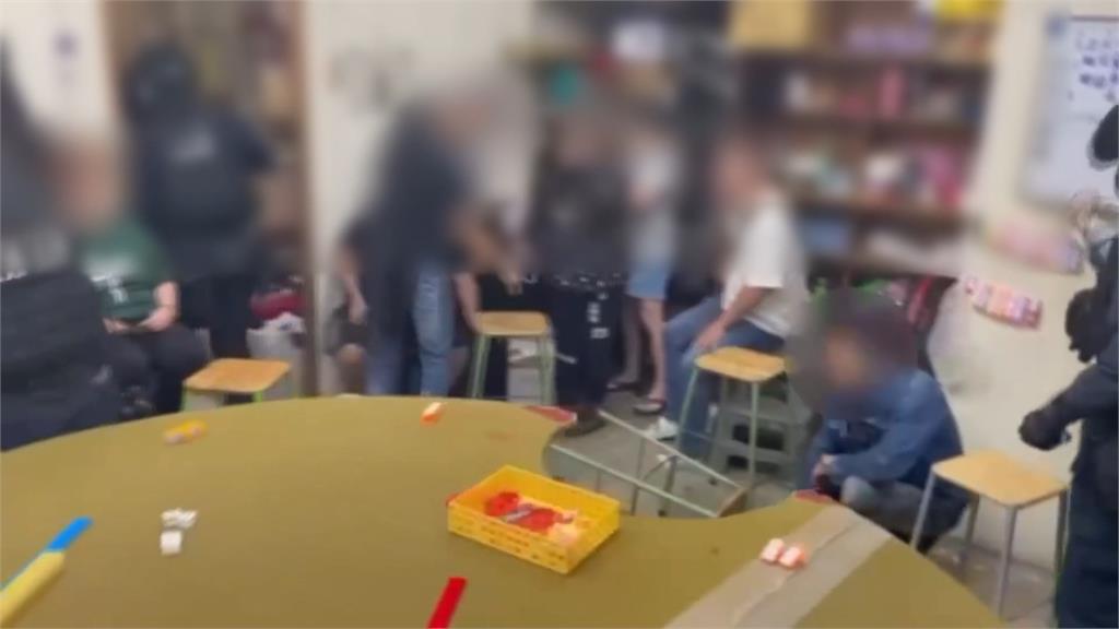 新北鶯歌團購倉庫暗藏賭場 警破門逮捕41賭客「平均70歲」