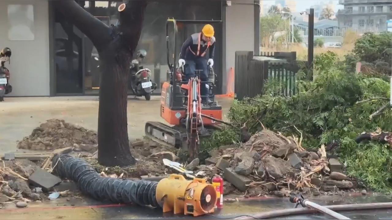 台中北屯疑施工不慎「挖破瓦斯管線」　地底竄大量濃煙！工人四散逃命