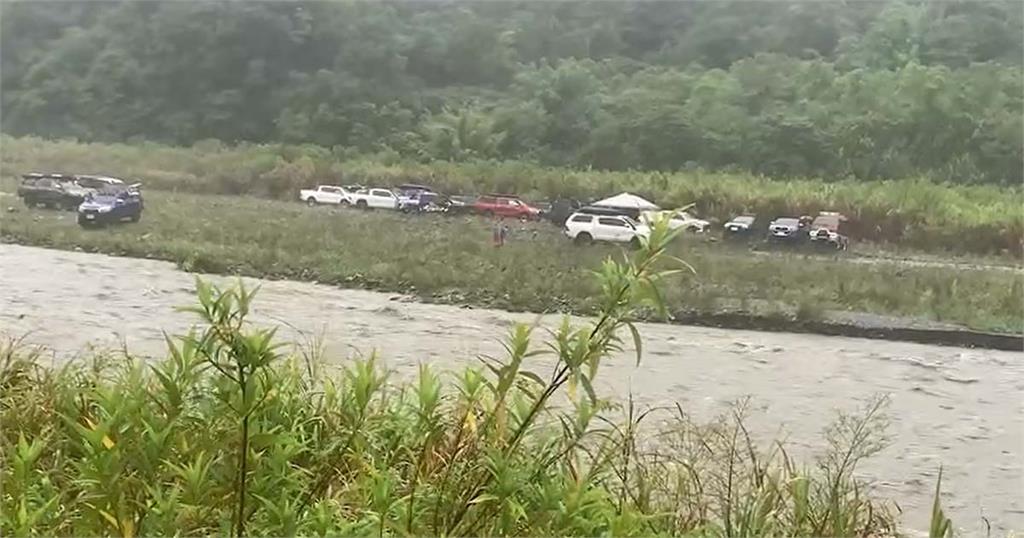 快新聞／豪雨猛炸宜蘭！　10多台車遇溪水暴漲受困地熱溪床