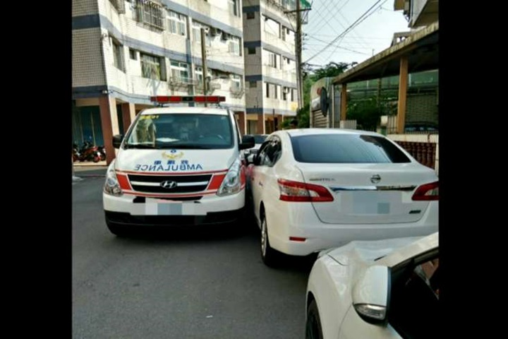 導航帶錯路  救護車倒車竟刮傷路邊轎車