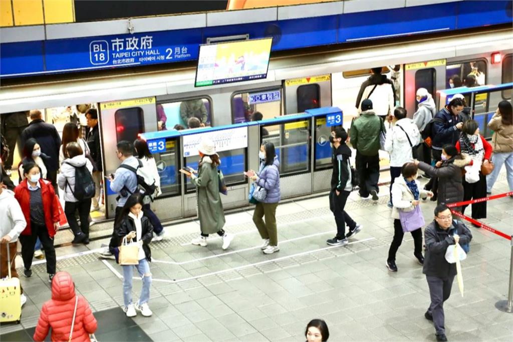 尾牙季喝太嗨要注意！北捷警告車廂內趴臥、嘔吐最高可罰7500元