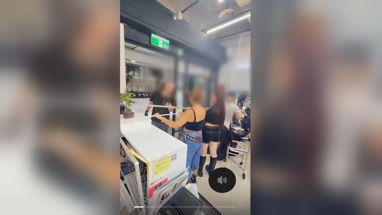 西門町理髮店遇老外「鬧場」　女店員持棍棒驅離　雙方爆衝突